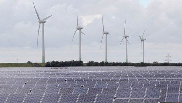 Solarpark mit Windkraftanlagen am Friedrich-Wilhelm-Lübke-Koog.