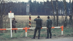 Innerdeutsche Grenze mit Grenzsoldaten und Bundespolizisten