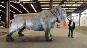 Bronzeskulptur eines überdimensionalen Mopshundes 