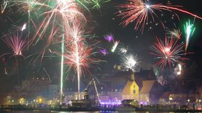 Bunte Silvesterböller am Nachthimmel  über dem Flensburger Hafen.