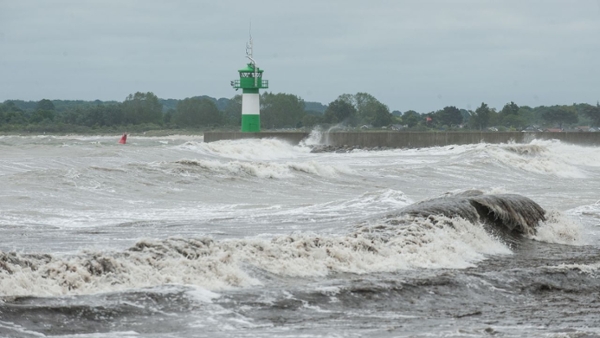 Hochwasser an der Ostsee (Quelle: M. Ruff / grafikfoto.de) Hochwasser an der Ostsee