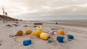 Angeschwemmter Plastikmüll am Strand vom Amrum