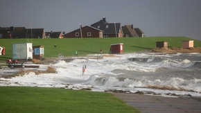 Sturmflut treibt Nordseewellen gegen den Deich bei Dagebüll