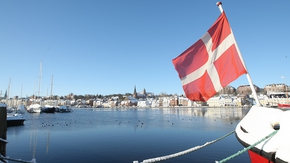 Dänische Flagge auf einem Boot im Flensburger Hafen