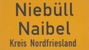 Zweisprachiges Ortsschild von Niebüll in friesischer und hochdeutscher Sprache