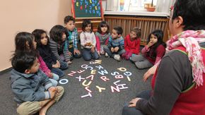 Kinder lernen Buchstaben