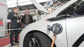 Ein Elektroauto wird gerade aufgeladen