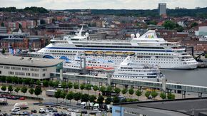 Ein großes Kreuzfahrtschiff im Kieler Hafen. 