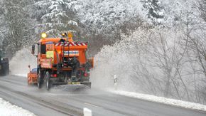 Räumfahrzeug räumt eine verschneite Straße