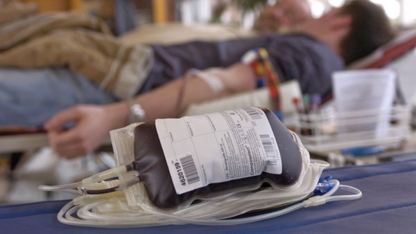 Gefüllter Blutbeutel während einer Spendenaktion