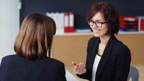 Zwei Frauen im Gespräch