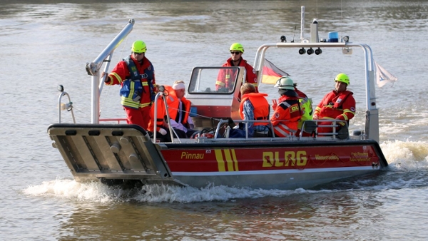 Rettungskräfte fahren auf einem Boot der DLRG