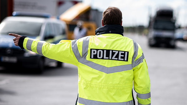 Polizist führt Verkehrskontrolle durch