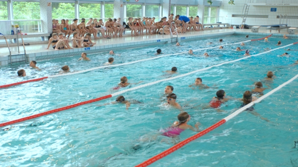 Schülerinnen und Schüler beim Schwimmunterricht