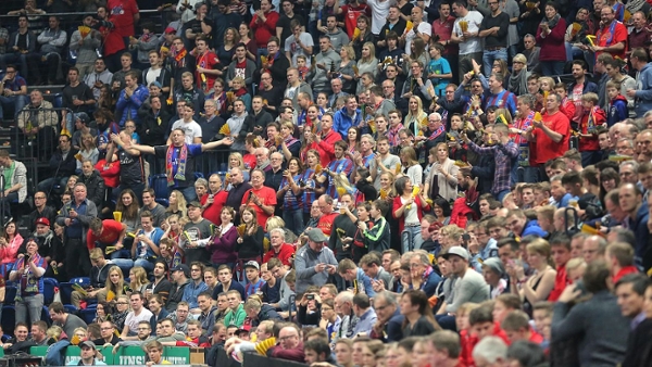 viele Menschen sitzen auf den Zuschauerrängen in der Sparkassen-Arena in Kiel