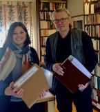 Philosoph Ralf Konersmann übergibt seine handschriftliche Sammlung an Maike Manske von der Schleswig- Holsteinischen Landesbibliothek.
