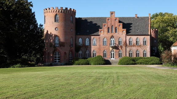 Herrenhaus auf Gut Farve, Blick über den Rasen auf das Haus mit seinem mächtigem Turm
