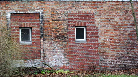 Glückstadt, Wasmer-Palais, Befunde an der Außenwand: modern vermauerte originale Fenster