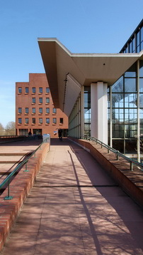 Schwimmhalle der Kieler Universität, Blick auf die Fassade