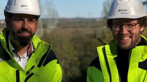 Die Energieminister Jan Philipp Albrecht und Olaf Lies aus Schleswig-Holstein und Niedersachsen vor einer Stromleitung