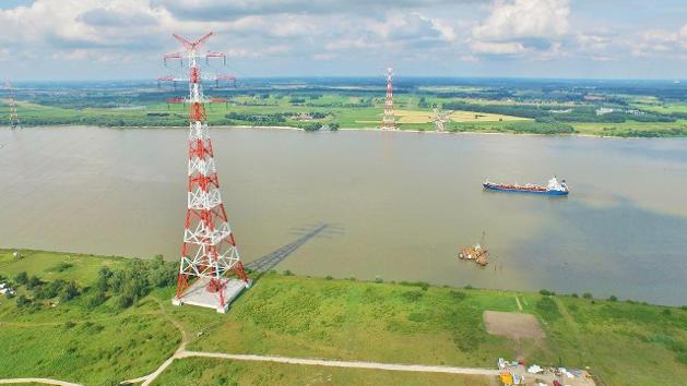 Neue Stromleitungen führen über die Elbe bei Dollern