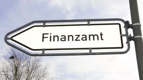 Straßenschild mit der Aufschrift "Finanzamt"