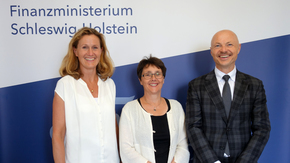 Finanzministerin Monika Heinold mit ihrer Staatssekretärin Dr. Silke Schneider und ihrem Staatssekretär Dr. Philipp Nimmermann (v.l.)