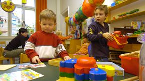 Kinder spielen mit Bausteinen