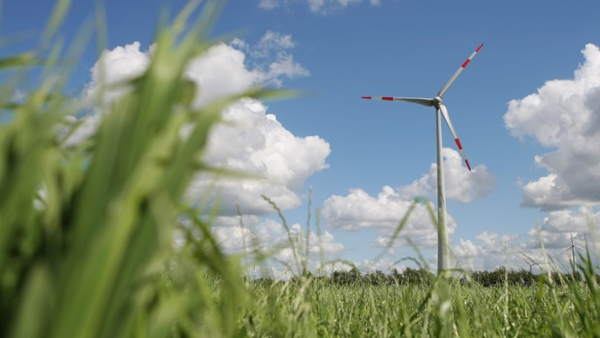 Windkraftanlage auf einem Feld (Quelle: M. Staudt / grafikfoto.de) Windkraftanlage auf einem Feld